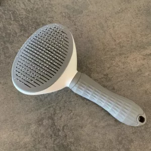 Mottatt selvrensende børste for fjerning av hundehår fra kunde D****n.