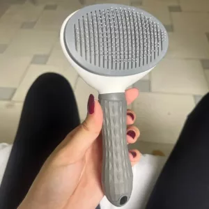 Mottatt selvrensende børste for fjerning av hundehår fra kunde S***m.